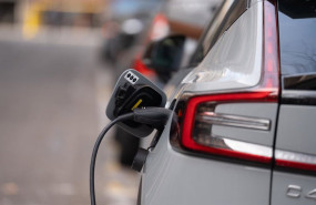 ep archivo   un coche cargandose en un punto de carga publico para coches electricos en barcelona