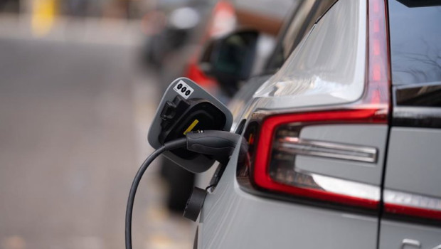 ep archivo   un coche cargandose en un punto de carga publico para coches electricos en barcelona