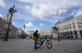 ep archivo   un repartidor de la empresa glovo mira su telefono en la puerta del sol