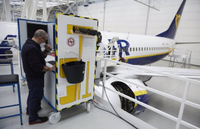 ep archivo   un trabajador realiza labores de mantenimiento de aeronaves en el hangar de ryanair en
