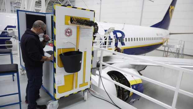ep archivo un trabajador realiza labores de mantenimiento de aeronaves en el hangar de ryanair en ep archivo un trabajador realiza labores de mantenimiento de aeronaves en el hangar de ryanair en