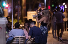 ep archivo   una camarera atiende a varias personas en la terraza de un bar de copas