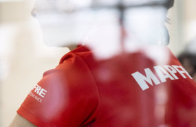 ep archivo   una mujer con una camiseta de mapfre