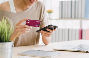 ep archivo   una mujer con una tarjeta de credito