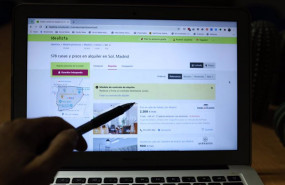ep archivo   una persona hace uso de la web de idealista