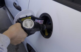 ep archivo   una persona repostando en una gasolinera