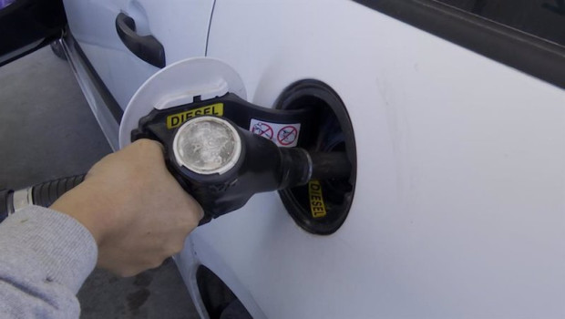 ep archivo   una persona repostando en una gasolinera