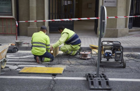 ep archivo   unos trabajadores en una obra en el centro de pamplona