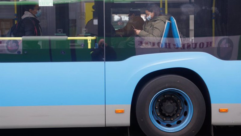 ep archivo   varias personas en un autobus de la emt en las inmediaciones de plaza de castilla