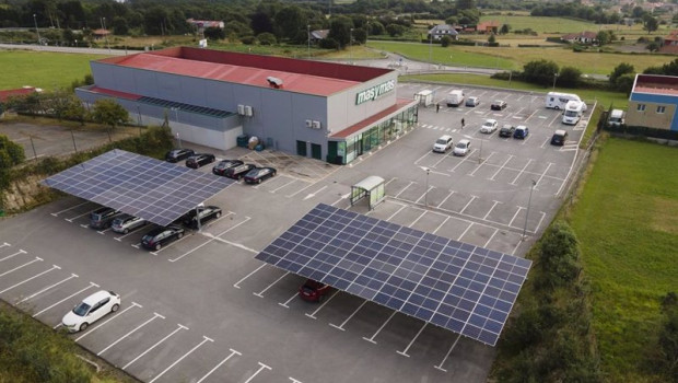 ep archivo   vista de la marquesinas con paneles solares instaladas por edp en el aprcamiento de