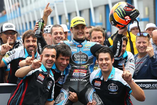 Arón Canet celebra con su equipo su victoria en Assen | ESTRELLA GALICIA 0,0 ep aron canet celebrasu equipovictoriaassen