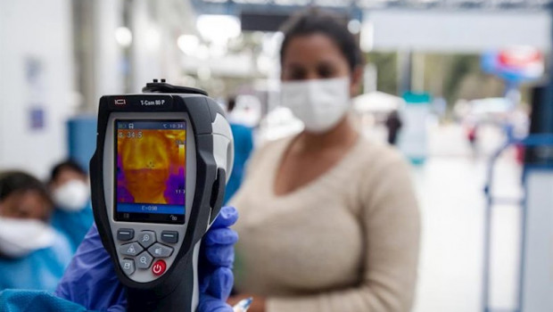 Hospital worker in Ecuador | Juan Diego Montenegro/dpa ep comprobacion de temeperatura por el coronavirus en ecuador
