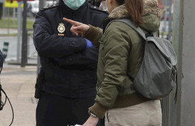 ep efectivo de la policia en un control por el covid-19