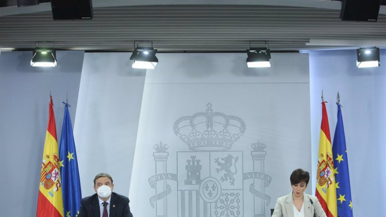 El ministro de Agricultura, Pesca y Alimentación, Luis Planas y la ministra Portavoz y de Política Territorial, Isabel Rodríguez, a su llegada a una rueda de prensa posterior a una reunión del Consejo de Ministros. | EUROPA PRESS/R.Rubio.POOL - Europa Press ep el ministro de agricultura pesca y alimentacion luis planas y la ministra portavoz y de politica