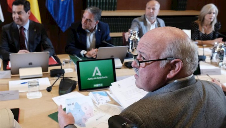 El presidente de la Junta, Juanma Moreno (1I), el consejero de la Presidencia, Elías Bendodo (C), y el consejero de Salud, Jesús Aguirre (1d) en una imagen de archivo. | Carlos Márquez - Europa Press ep el presidente de la junta juanma moreno 1i el consejero de la presidencia elias bendodo c y el