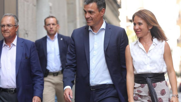 ep el presidente del gobierno en funciones pedro sanchez se reune con ong de cooperacion al
