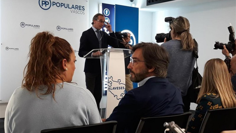 El presidente del PP vasco, Alfonso Alonso, en rueda de prensa en Vitoria | ANC- EUROPA PRESS ep el presidente del pp vasco alfonso alonso en rueda de prensa en vitoria