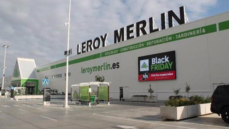 ep fachada de una tienda de leroy merlin con las pantallas led outdoor instaladas por lg business