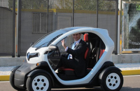 ep felipe vi en 2011 entonces principe de asturias a bordo de un twizy en la planta de renault en