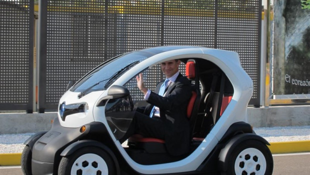 ep felipe vi en 2011 entonces principe de asturias a bordo de un twizy en la planta de renault en