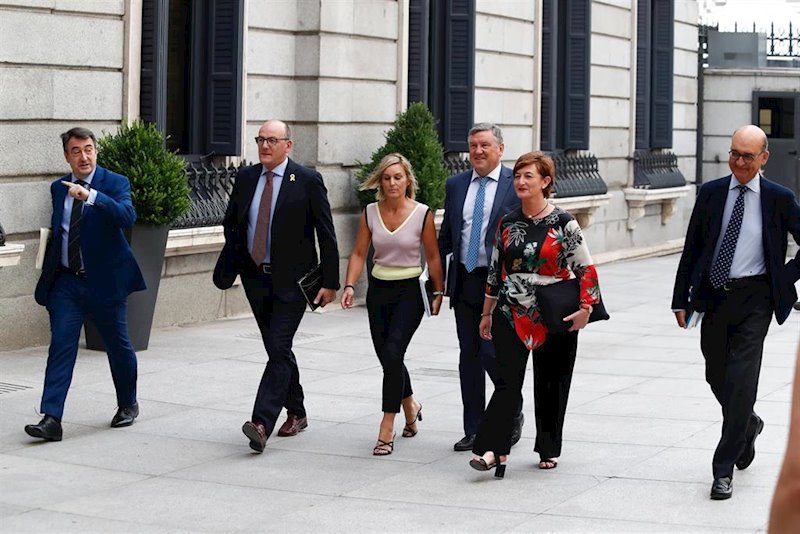 ep josune gorospe segunda poor la derecha junto a los otros cinco diptuados electos del pnv