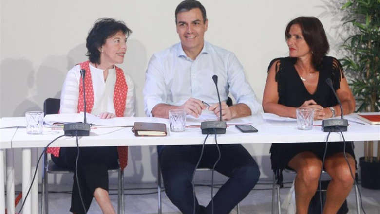 La ministra de Educación y Formación Profesional en funciones, Isabel Celaá; el secretario general del PSOE y presidente del Gobierno en funciones, Pedro Sánchez; y la secretaria de Educación y Universidades del PSOE, Mª Luz Martínez Seijo, durante su reu | Ricardo Rubio - Europa Press ep la ministraeducacionformacion profesionalfunciones isabel celaa secretario generalpsoepresidentegobiernofunciones pedro sanchez ysecretariaeducacionuniversidadespsoe m luz martinez seijo durantereu