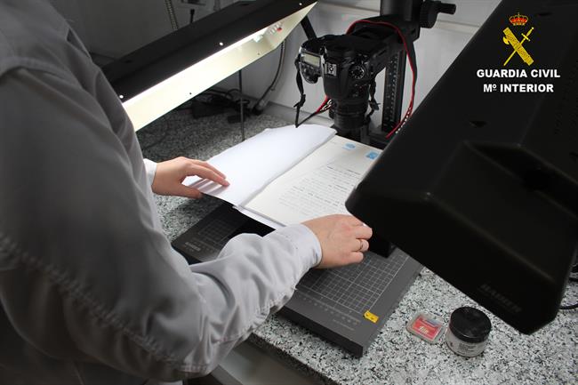 Los agentes de la Policía Judicial han analizado los documentos | GUARDIA CIVIL ep los agentesla policia judicialanalizadodocumentos