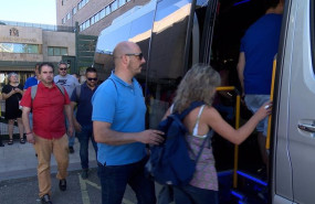 ep miembros de los comites de empresa suben al autobus para dirigirse al ministerio de industria