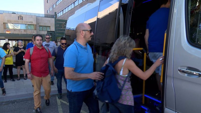 Miembros de los comités de empresa suben al autobús para dirigirse al Ministerio de Industria. | EUROPA PRESS ep miembros de los comites de empresa suben al autobus para dirigirse al ministerio de industria