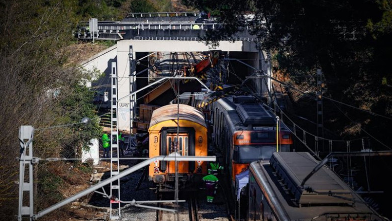 ep operarios trabajan en la retirada del tren de rodalies accidentado entre las estaciones de sant