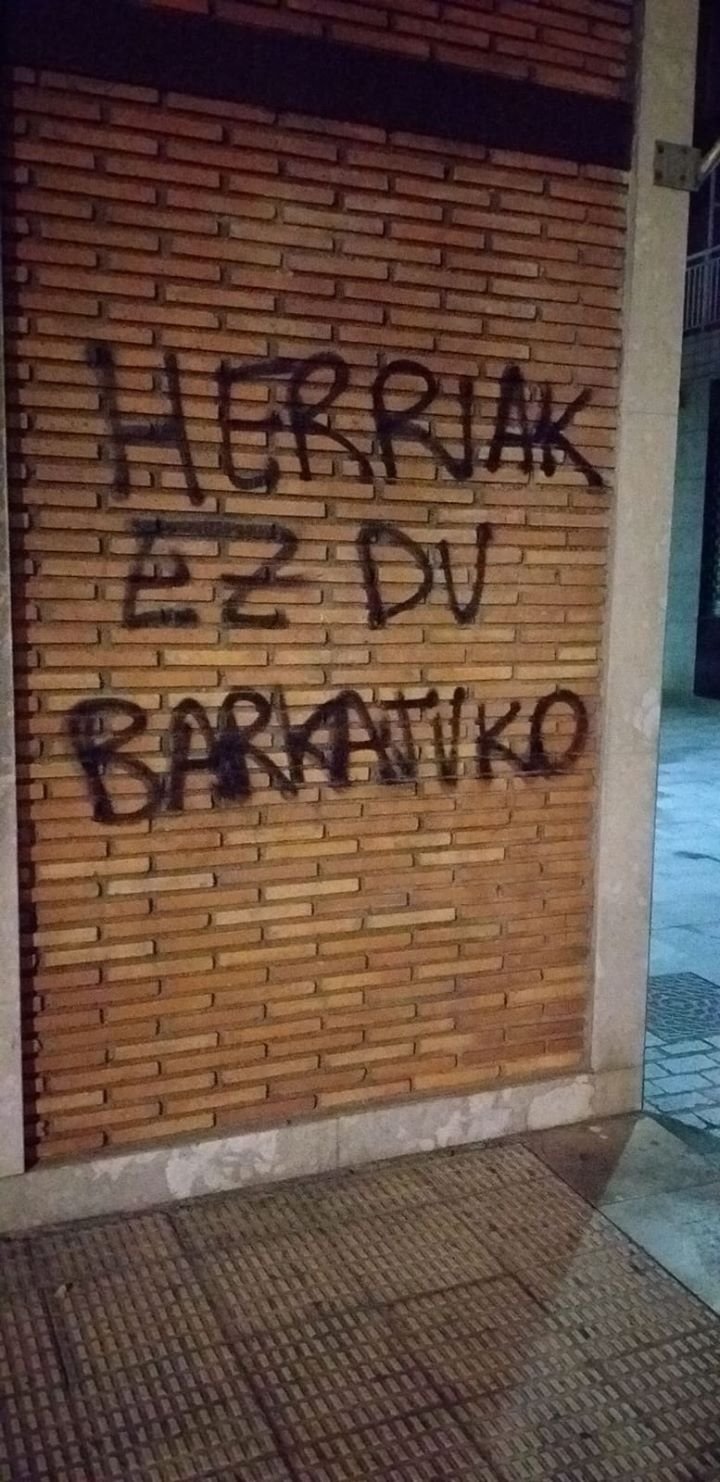 Pintadas en una sede del PNV en Portugalete | PNV ep pintadas en una sede del pnv en portugalete