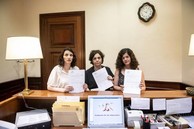 Sofía Castañón, Gloria Elizo y Mar García Puig en el registro del Congreso | UNIDOS PODEMOS ep sofia castanon gloria elizomar garcia puigregistrocongreso