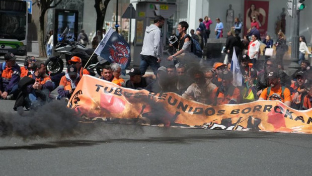 ep trabajadores de tubos reunidos durante una reciente concentracion