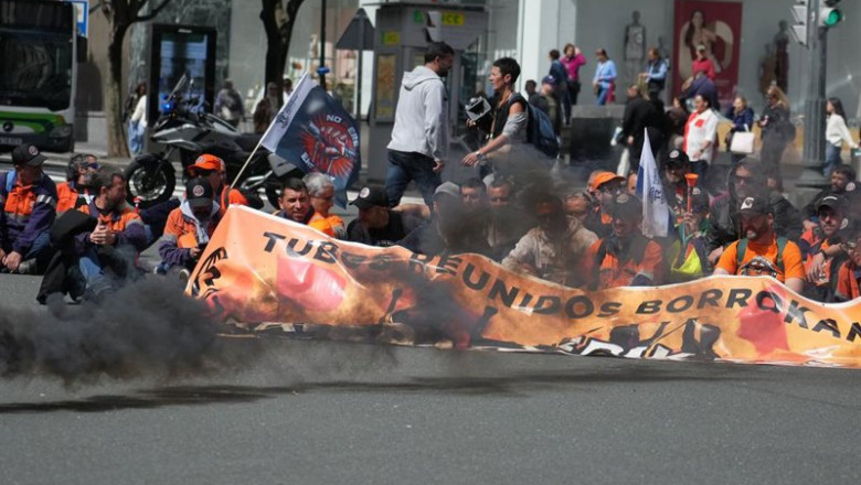ep trabajadores de tubos reunidos durante una reciente concentracion