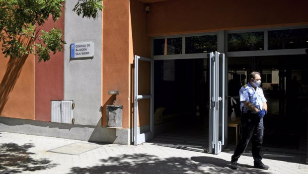 ep un guarda de seguridad en la puerta del centro de acogida de san isidro