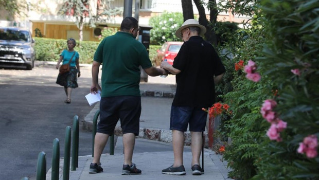 ep un hombredabotellaaguaun anciano mientras paseanuna callemadrid