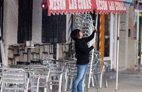ep una camarera levanta el toldo de un bar a 12 de enero de 2024 en madrid espana el ministerio de