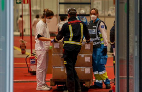 ep una enfermera un bombero y un tecnico sanitario conversan en el interior del hospital temporal de