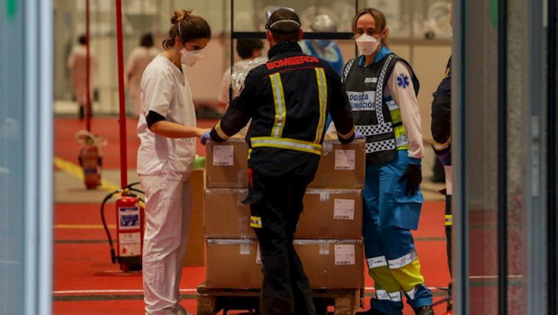 ep una enfermera un bombero y un tecnico sanitario conversan en el interior del hospital temporal de
