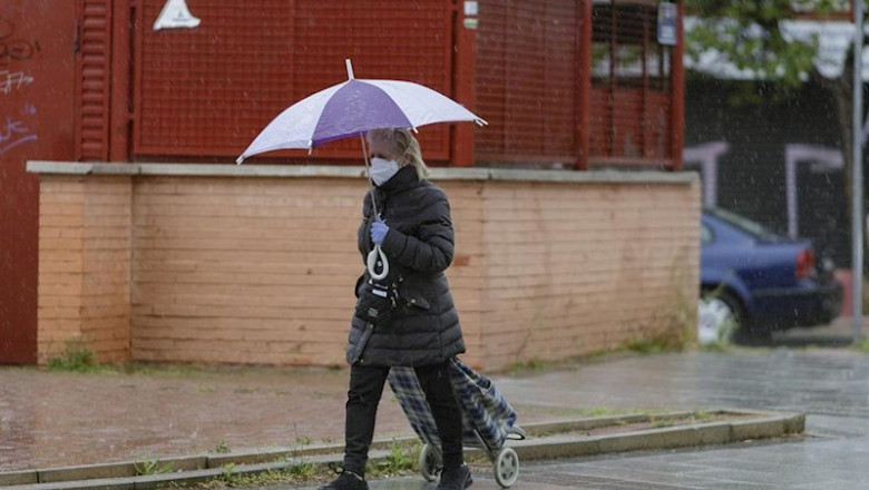 ep una mujer con mascarilla pasea por la calle ep una mujer con mascarilla pasea por la calle