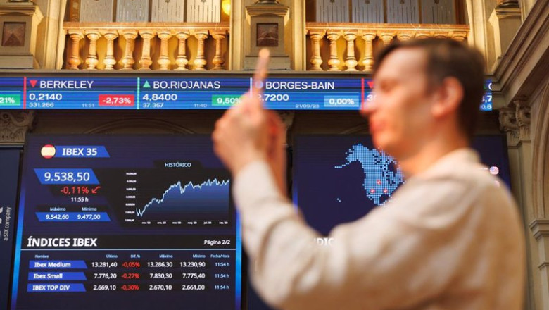ep una persona toma fotografias con un movil en el palacio de la bolsa a 22 de septiembre de 2023 en ep una persona toma fotografias con un movil en el palacio de la bolsa a 22 de septiembre de 2023 en