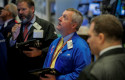 trader-observa-atentamente-cotizacion-wall-street trader-observa-atentamente-cotizacion-wall-street