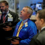 trader-observa-atentamente-cotizacion-wall-street trader-observa-atentamente-cotizacion-wall-street
