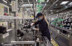 ep archivo   imagen de un trabajador en una fabrica de motores