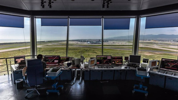 ep archivo   interior de la torre de control del aeropuerto de barcelona el prat