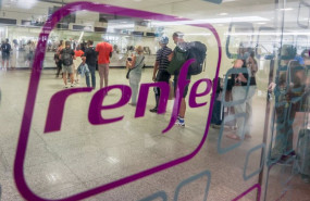 ep archivo   pasajeros esperan para ser atendidos en la estacion de chamartin