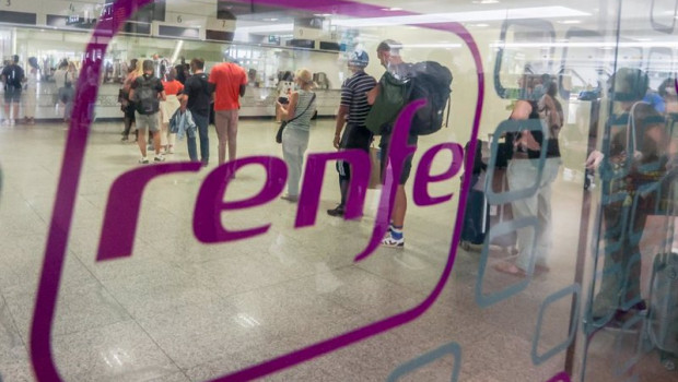 ep archivo   pasajeros esperan para ser atendidos en la estacion de chamartin