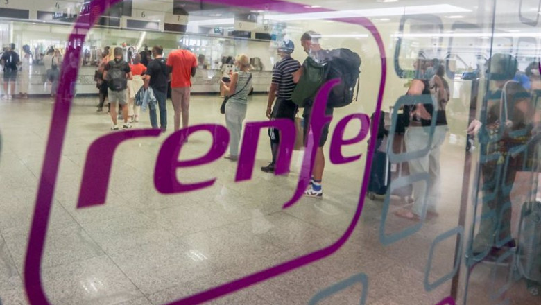 ep archivo pasajeros esperan para ser atendidos en la estacion de chamartin ep archivo pasajeros esperan para ser atendidos en la estacion de chamartin