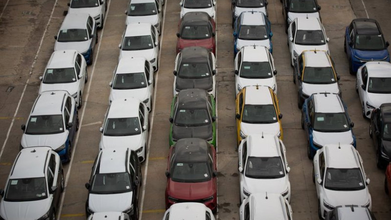 ep archivo   un conjunto de coches aparcados
