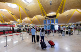 ep archivo   un grupo de personas esperan a facturar sus maletas en la terminal t4 del aeropuerto de